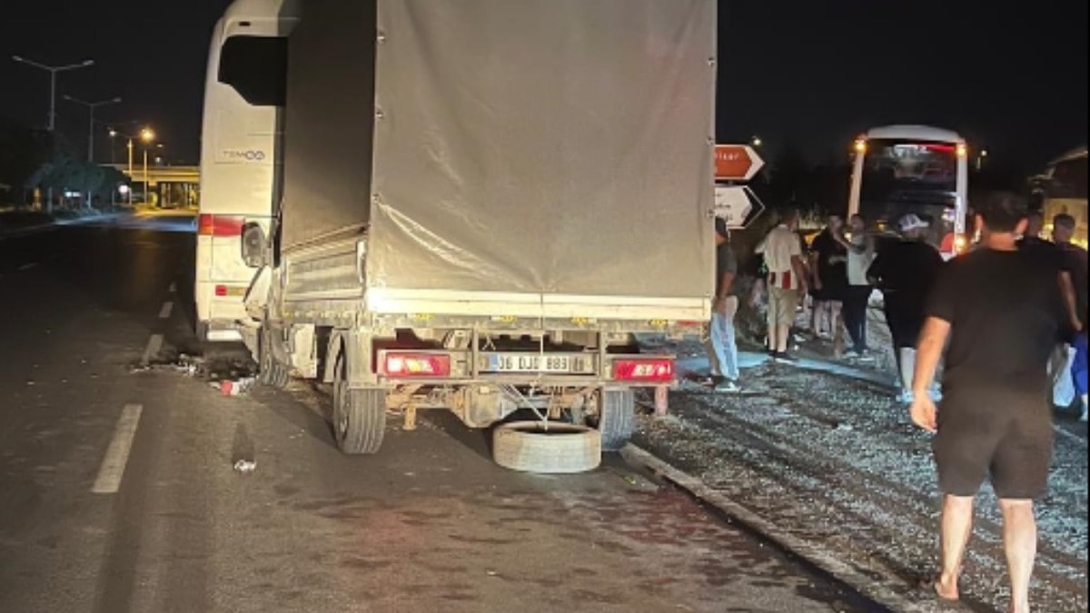Kamyonet yolcu otobüsüne çarptı: 7 kişi yaralandı