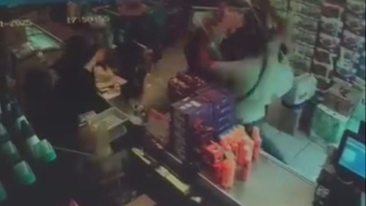 Kadın kasiyere yumruklu saldırı