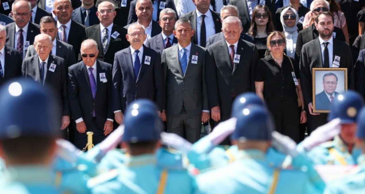 Devrimci Bir Veda: Bahçeli, Özel ve Kılıçdaroğlu, Eski Sağlık Bakanı Şıvgın'ı Son Yolculuğuna Uğurladı