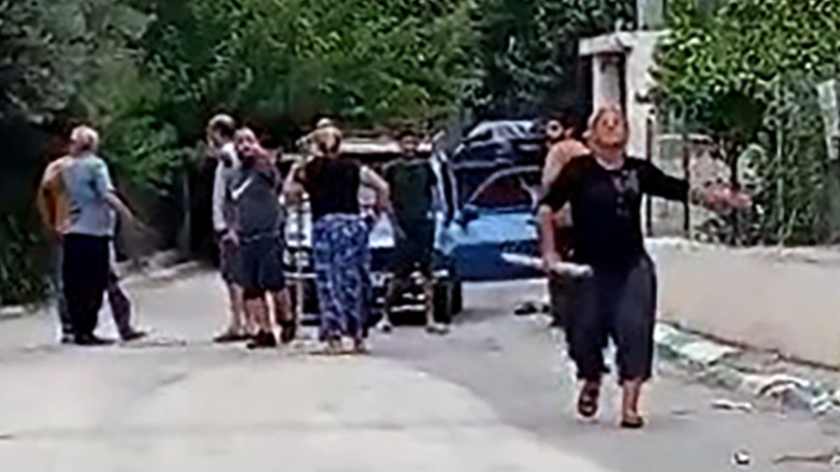 Bahçeye kaçan topu almak istedi, 'tacizci' zannedilip dayak yedi!