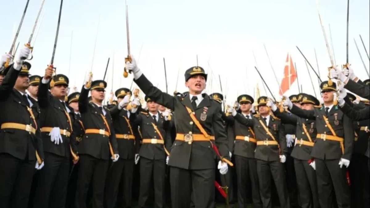 Harp okullarının 4 gün sonraki mezuniyet töreninde 'Atatürkçü teğmenler' alarmı