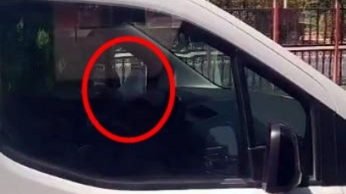 Trafik magandası bir ayağı cam kenarında araç kullandı!
