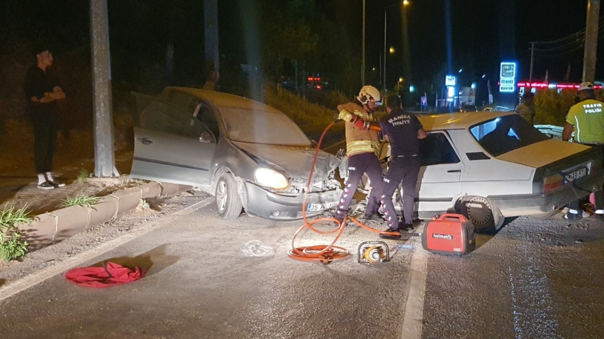 Manisa’da iki otomobil çarpıştı: 3’ü çocuk 7 yaralı