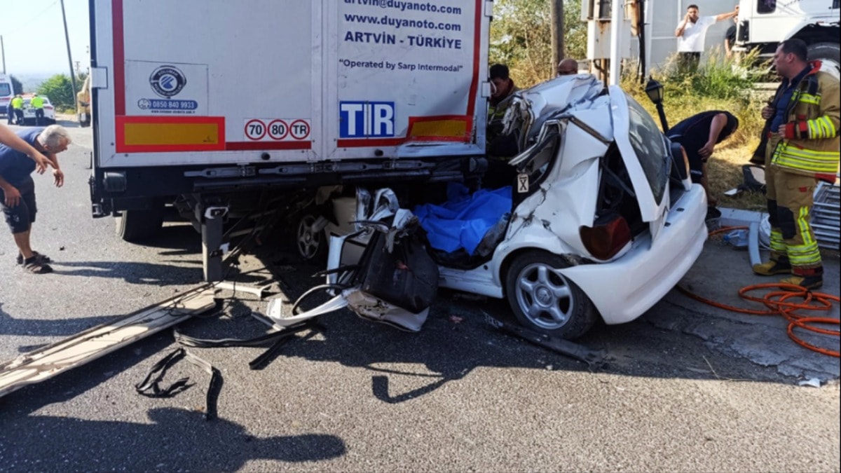 TIR'a ok gibi saplanan otomobil hurdaya döndü: 2 kardeş öldü, kuzenleri ağır yaralandı