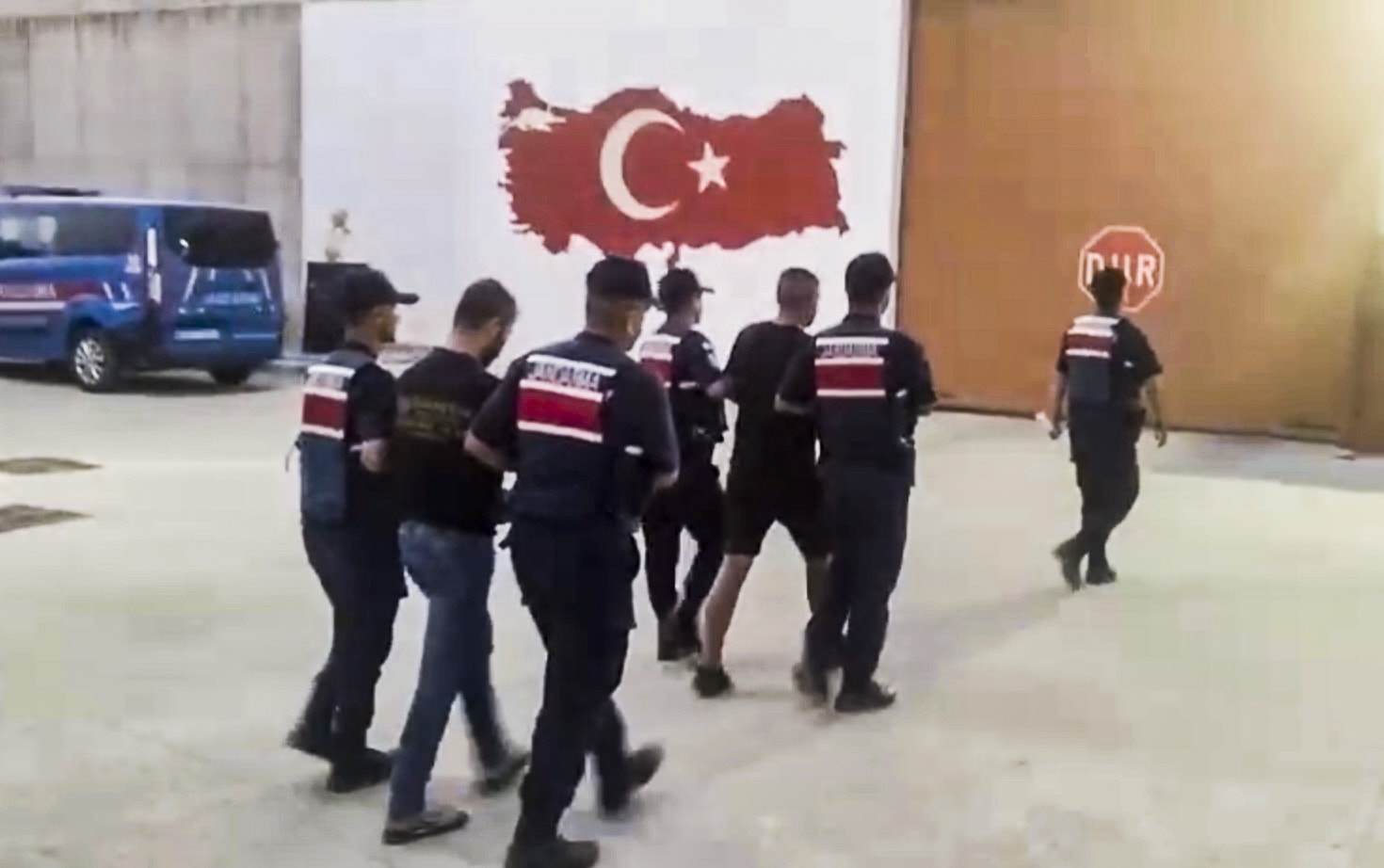 Ormanı yakmadan önce benzin aldıkları anlar ortaya çıktı!