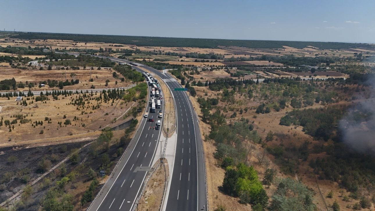Avrupa Otoyolu trafiğe kapatıldı! Alevler ağaçlık alanı sardı