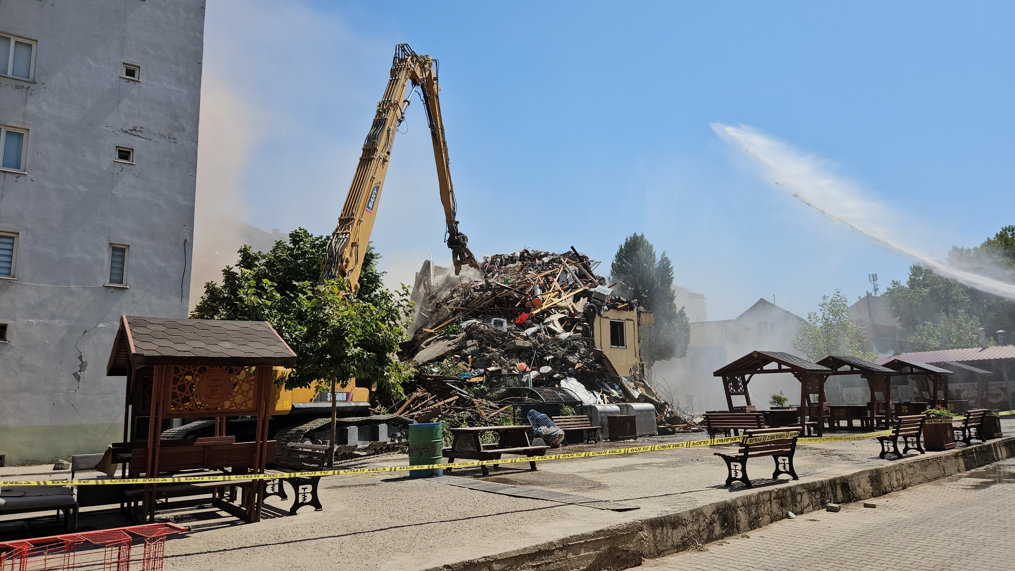 Deprem sonrası Sındırgı'da 'hasarlı bina' hareketliliği: Yıkımlar sürüyor