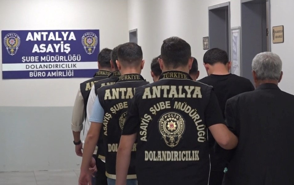 Kendilerini polis olarak tanıtıp 3 kilo ziynet eşyası aldılar
