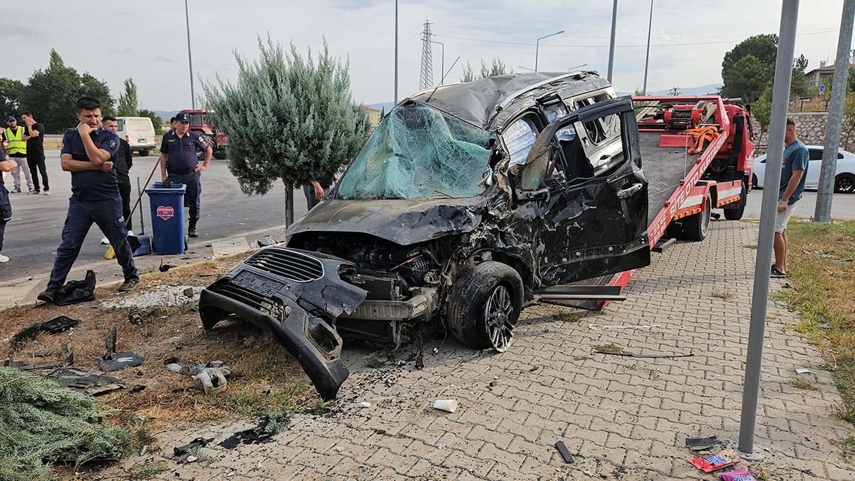 Balıkesir'de işçi servisi ile hafif ticari araç çarpıştı: 4 kişi yaralandı