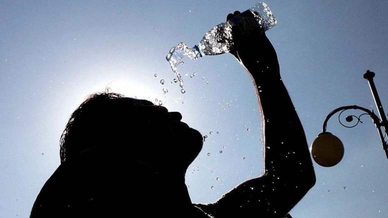 Aşırı sıcaklarda yetersiz sıvı tüketimi böbrek taşı riskini artırıyor