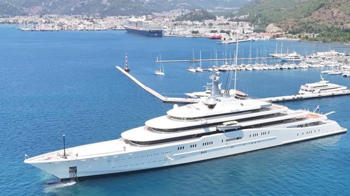 Rus milyarder Abramoviç'in yatı Marmaris'ten demir aldı