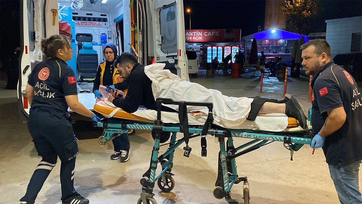 Kavga eden çifti uyardı, bacağından bıçaklandı