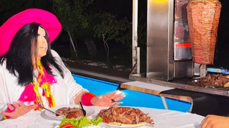 Verdiği borcun peşine düşen Bülent Ersoy, Antalya'daki villasına Ankara'dan dönerci getirtti