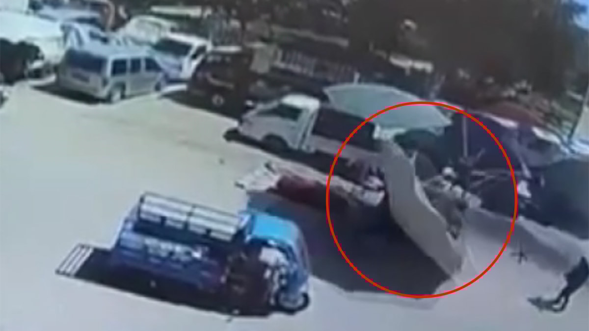 Rüzgarda savrulan pazar şemsiyesi hamile kadın ve çocuğunun üzerine düştü