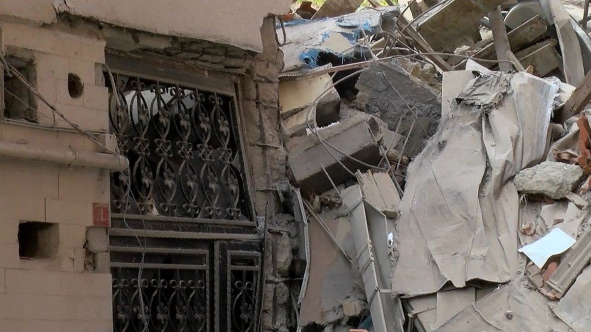 İstanbul'da facianın eşiğinden dönüldü! Boşaltılan bina bitişiğindeki apartmanın üzerine çöktü