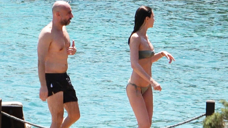 Kim der ki 48 yaşında! Demet Şener fiziğiyle gençlere taş çıkartıyor