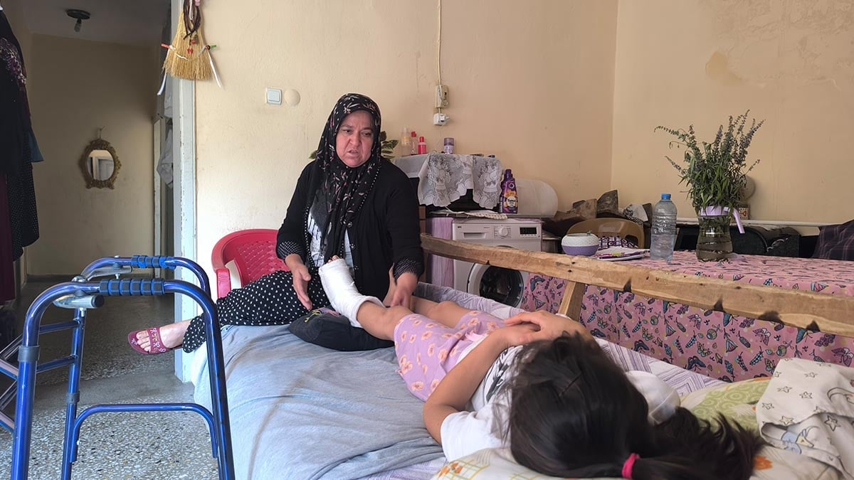 Depremde tavan çökünce kızı yaralandı, taşınmak istiyor ama gücü yetmiyor: "Kızım korkuyla uyanıyor"