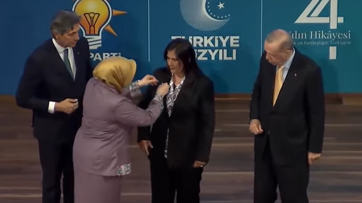 Özlem Çerçioğlu AKP'ye katıldı, Erdoğan'a övgüler dizdi ama rozetini başkası taktı: Alnım ak, başım dik'