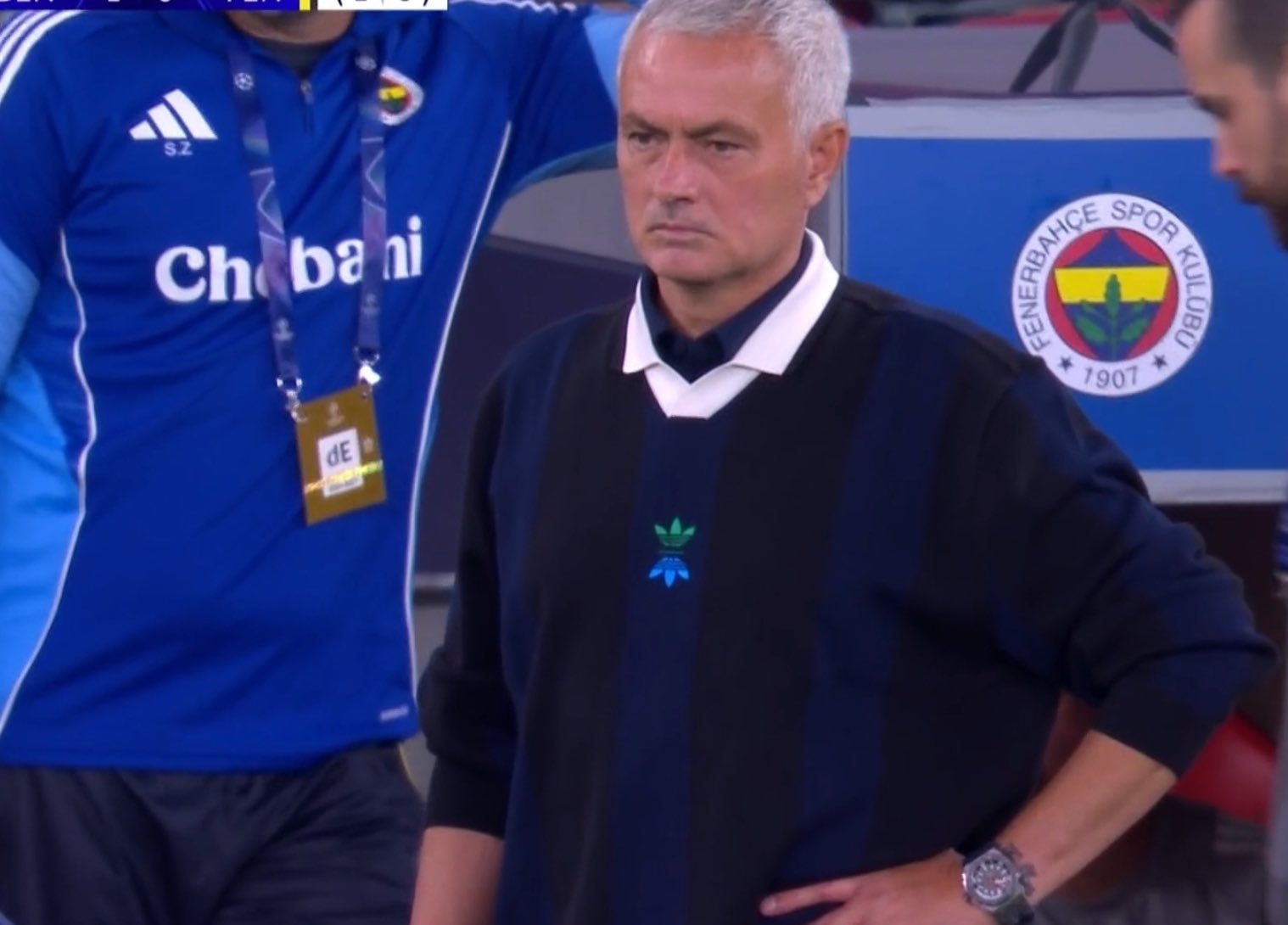 Mourinho'nun Benfica maçında giydiği kazak olay oldu