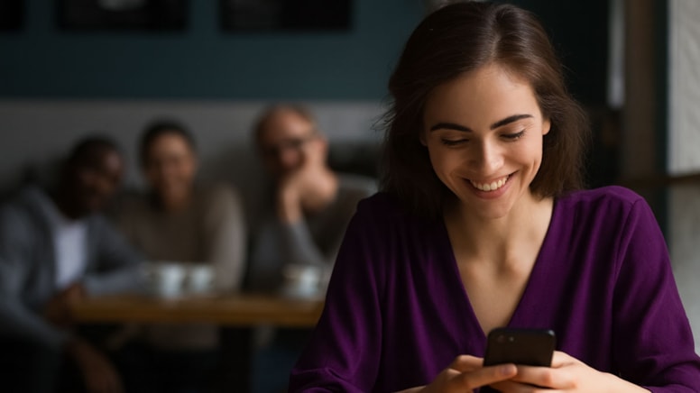 Birinin size gizli gizli ilgi duyduğunu gösteren 4 davranış