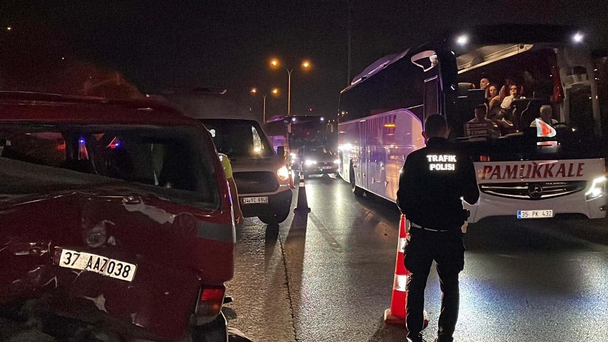 İstanbul'da turistleri taşıyan minibüs kaza yaptı: Çok sayıda yaralı var