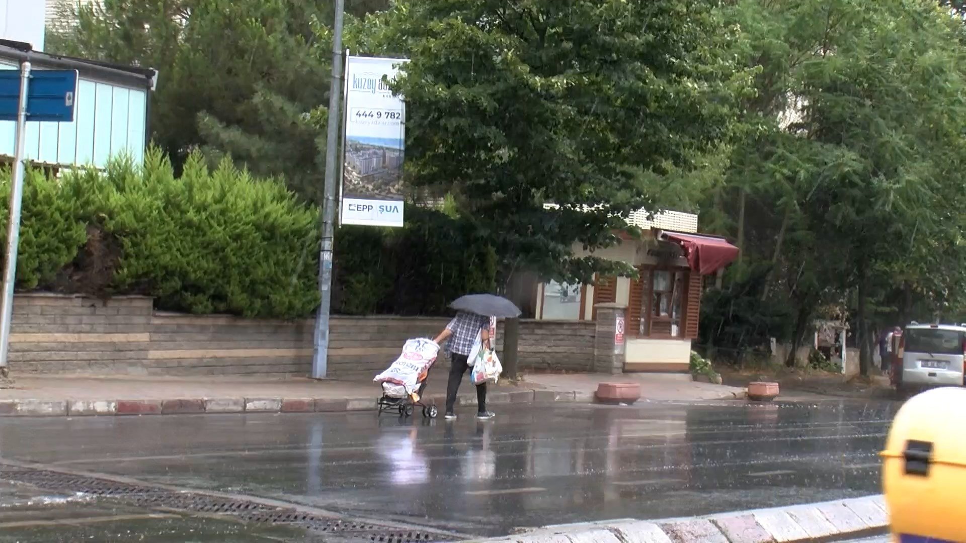 İstanbul'da beklenen sağanak başladı! Kartal, yağmurdan nasibini aldı