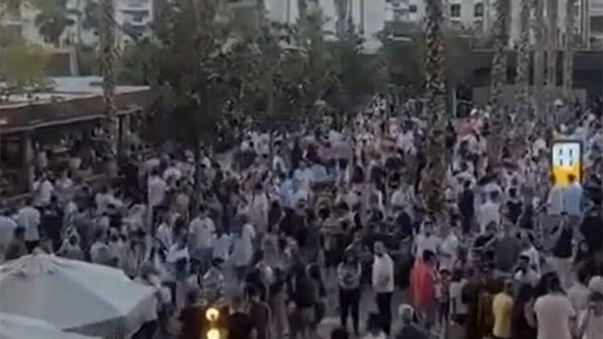 Deprem sonrası İzmir'deki AVM'de panik anları kameraya yansıdı