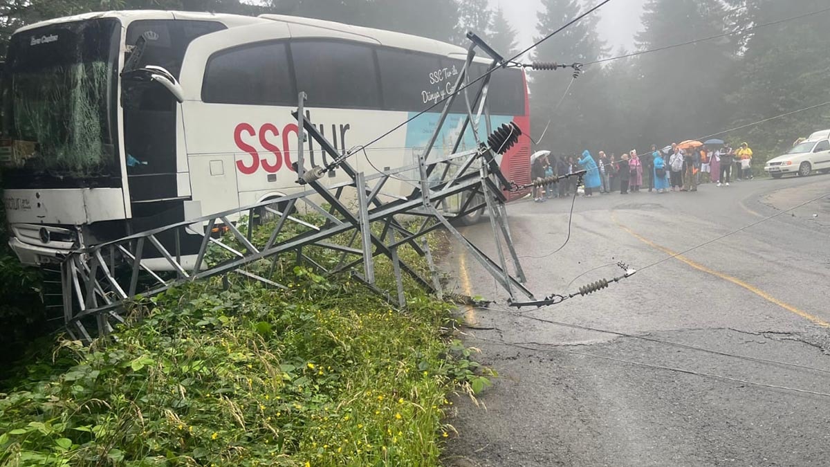 Trabzon'da tur otobüsü kaza yaptı