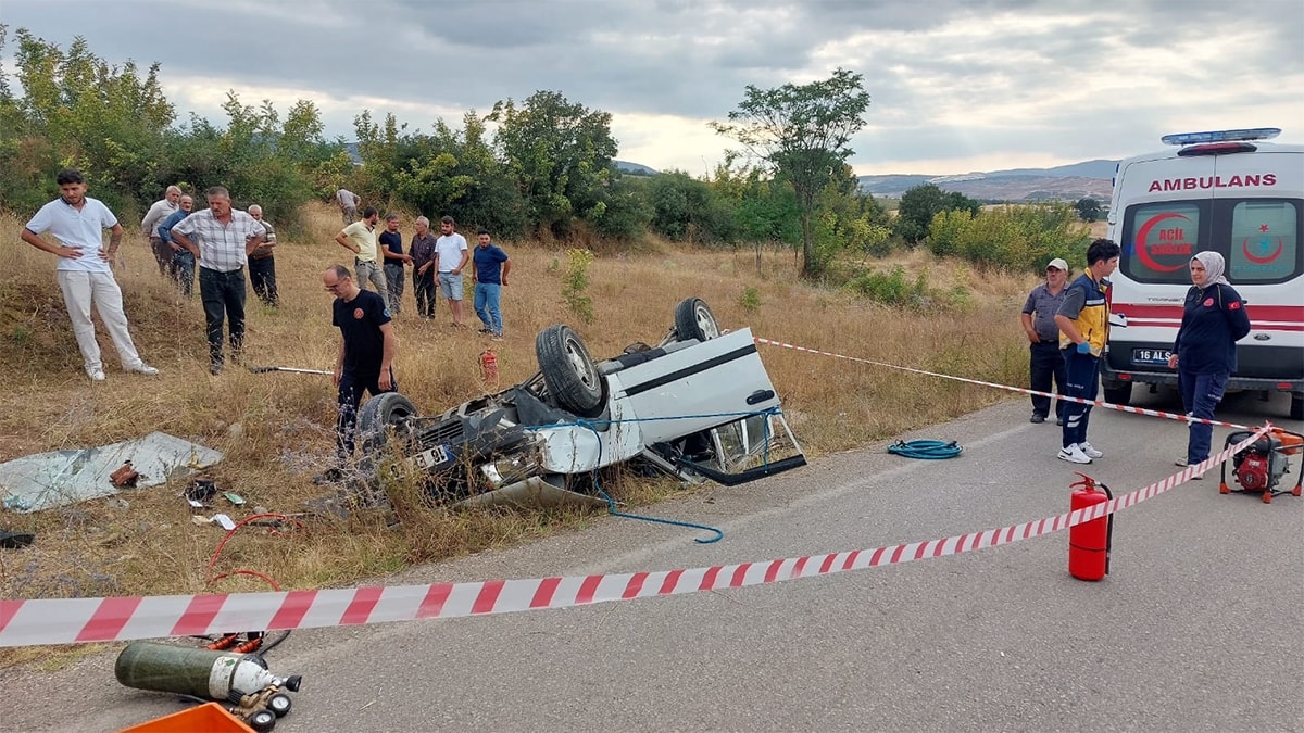 Kadın şoför kazada öldü, yakınları araçtan yaralı çıkan kişiye saldırdı