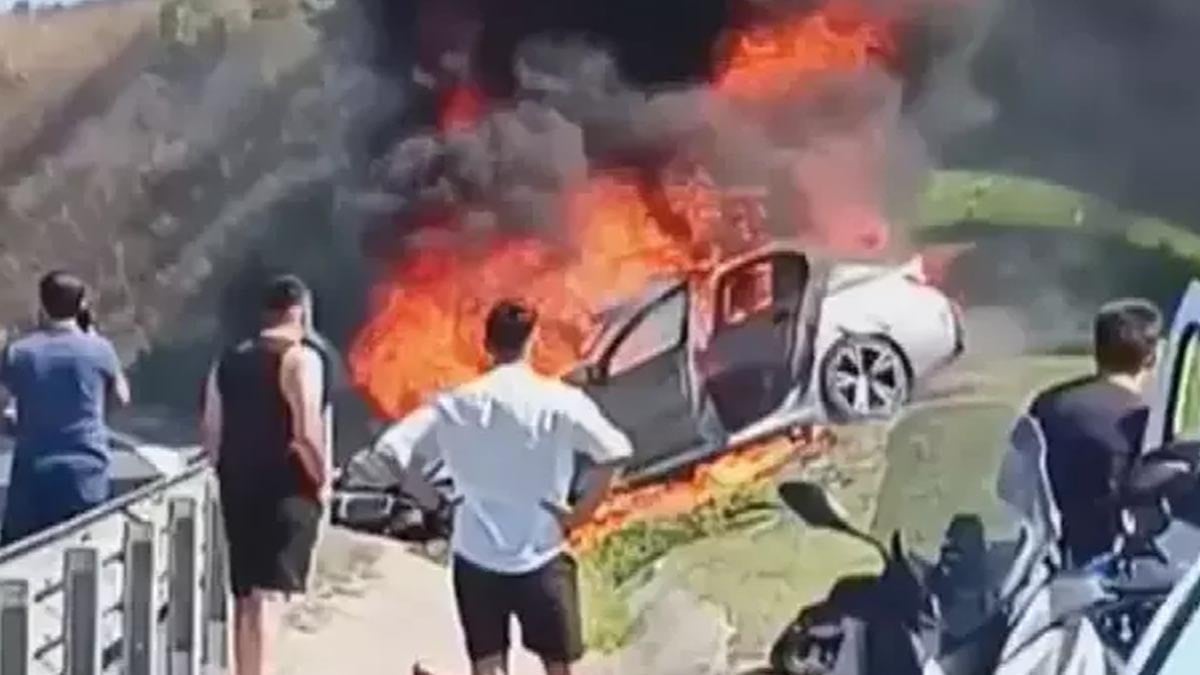 Ümraniye’de kaza yapan otomobil alev aldı