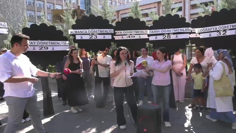 Atama bekleyen öğretmenlerden MEB önünde siyah çelenkli protesto