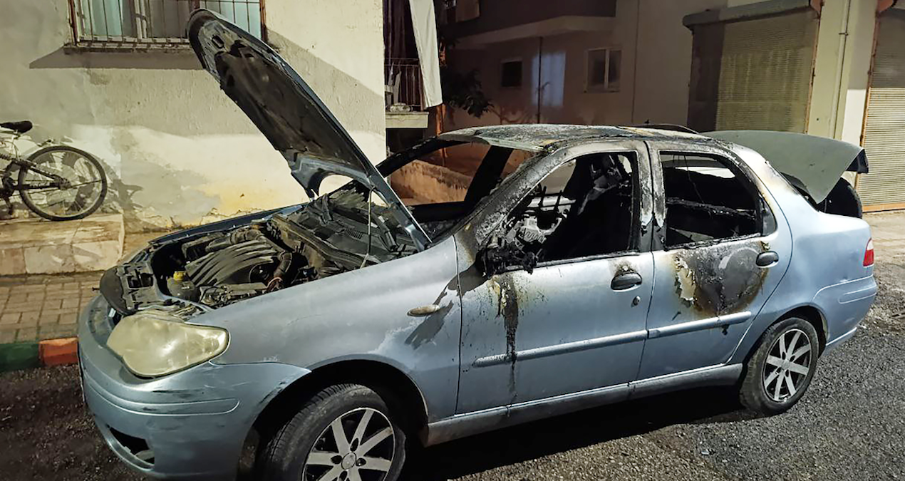Alanya'da Korkutan Otomobil Yangını: Cikcilli'de Park Halindeki Araç Söndürüldü!