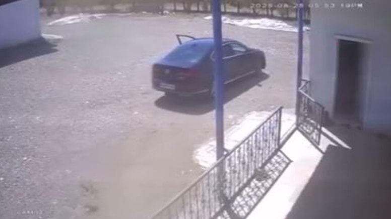 Sürücü el frenini çekmeyi unuttu, otomobil bahçe duvarına daldı