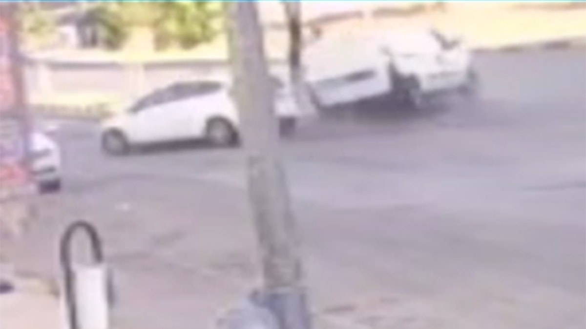 Kaza sonrası savrulan araç apartman bahçesine uçtu