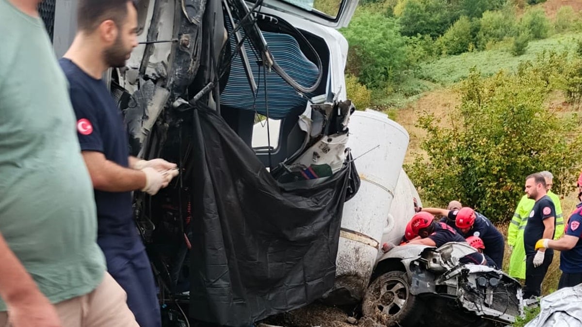 Beton mikseri, otomobilin üzerine devrildi; 1 ölü, 1 yaralı