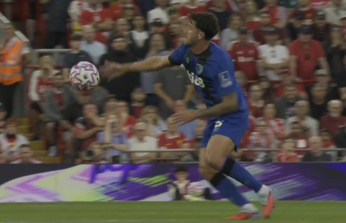 Verilmeyen kırmızı kart ortalığı karıştırdı