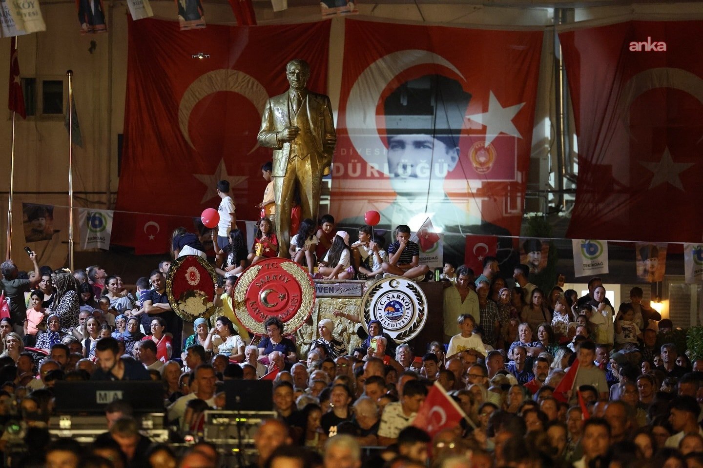 Tekirdağ'da 30 Ağustos, fener alayı ve Manuş Baba konseriyle kutlandı