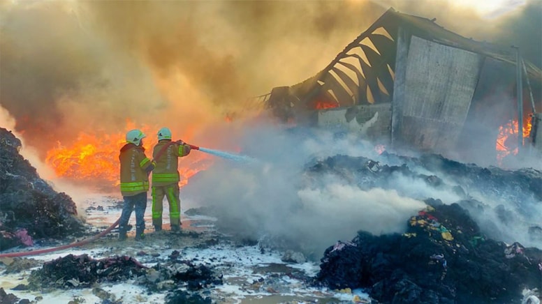 Kumaş geri dönüşüm deposunda yangın