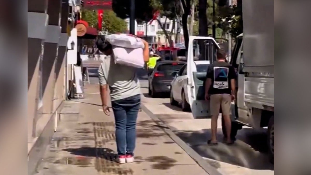 Ünye'de duygusal anlar: Sırtında un çuvalıyla saygı duruşunda bekledi