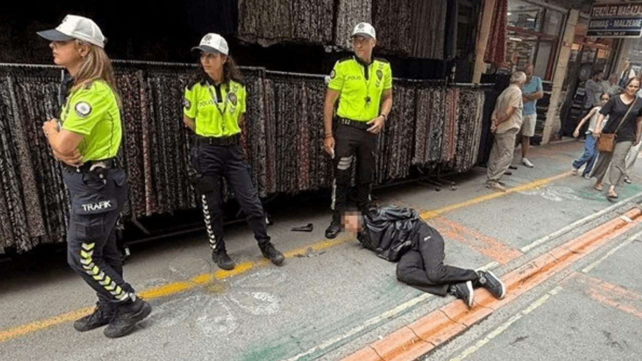 Ağustos sıcağında montla dolaşınca polise yakalandı