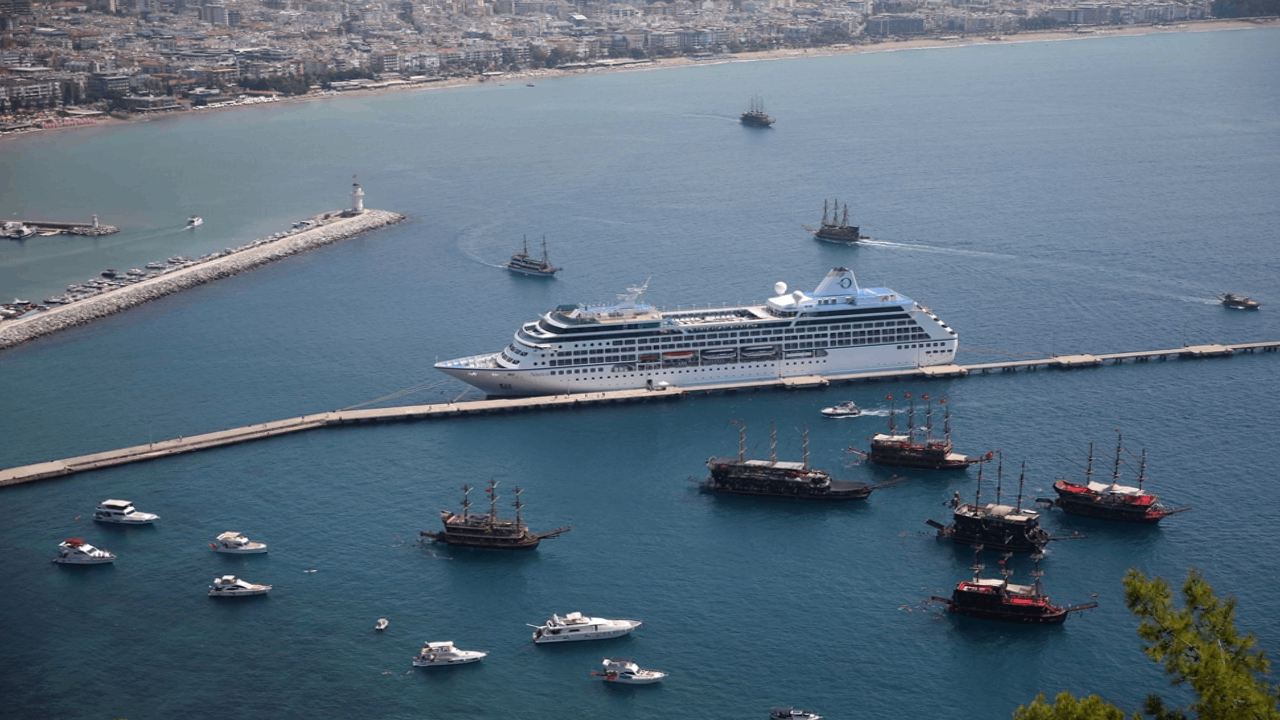 ABD'li turistler, kruvaziyerle Alanya'ya geldi