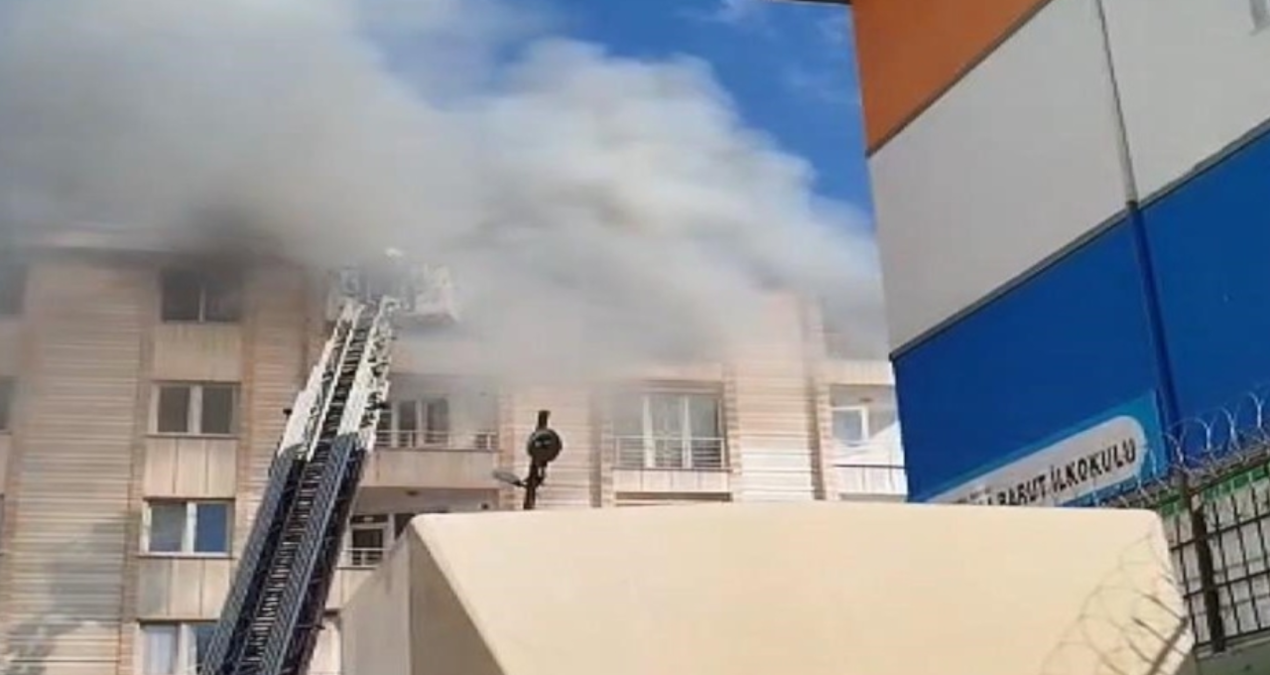 Esenyurt'ta Korku Anları: 4 Katlı Binada Çıkan Yangın Kontrol Altına Alındı!