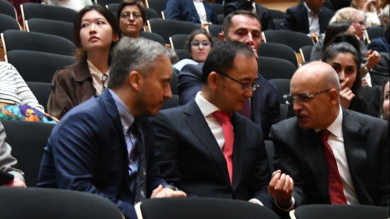 Şimşek ıslıklar ve alkışla yuhalandı