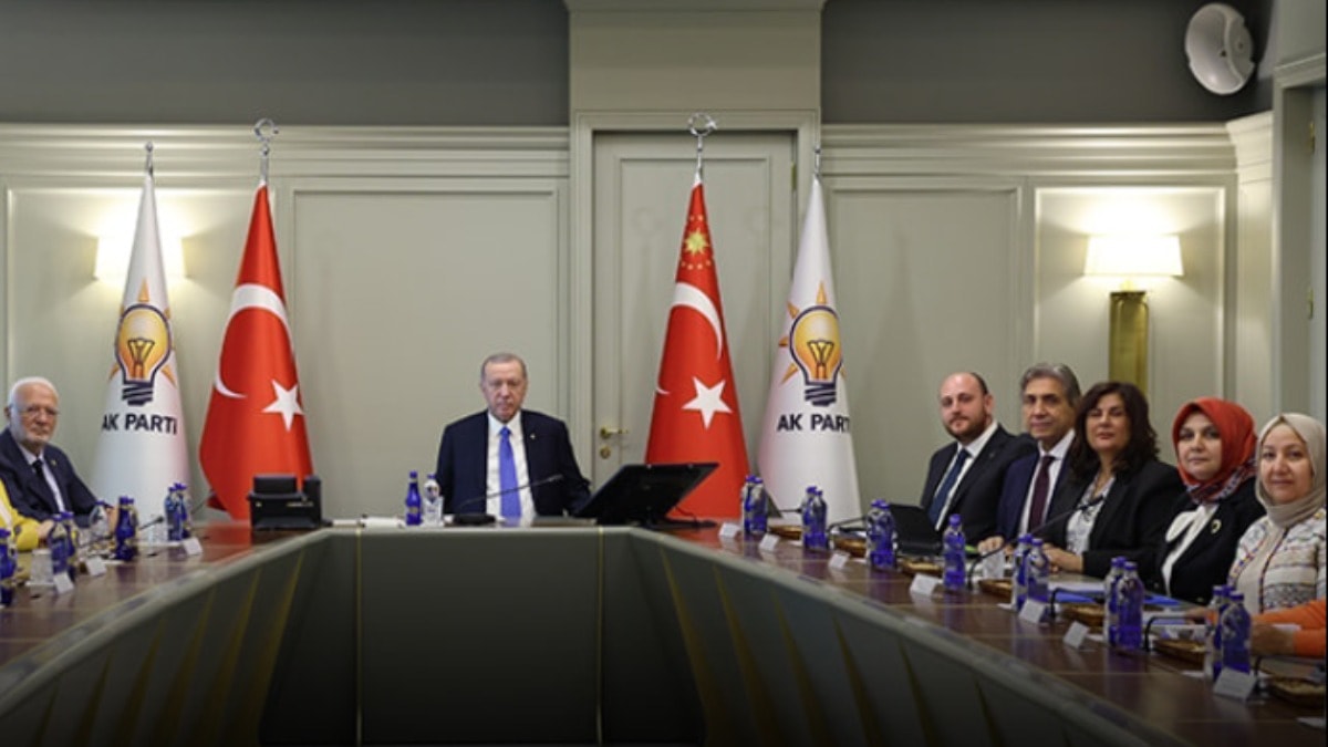 Çerçioğlu Erdoğan'la aynı kareye girmek için ön sandalyeyi kaptı