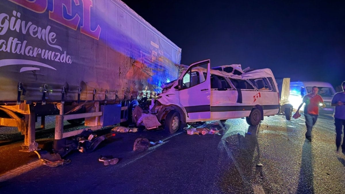 Son Dakika... Tarsus’ta can pazarı: Tarım işçilerini taşıyan minibüs TIR’a çarptı, 3 ölü 16 yaralı
