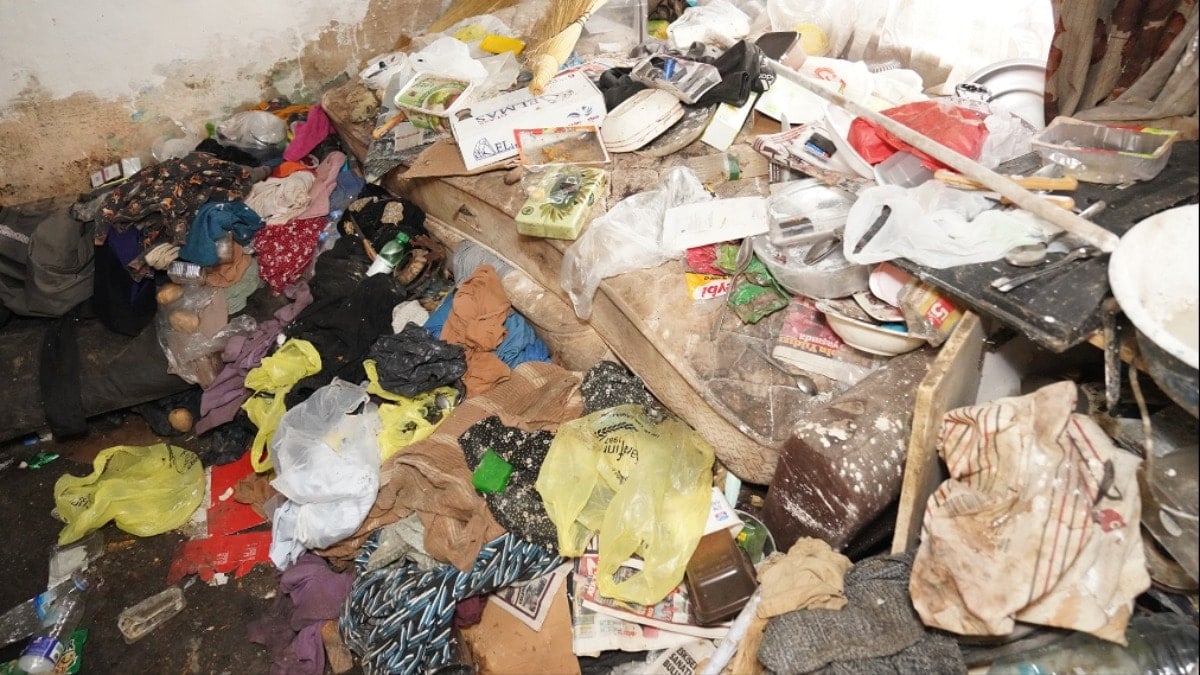Bir 'çöp ev' olayı daha: Bu kez 4.6 ton çıkarttılar