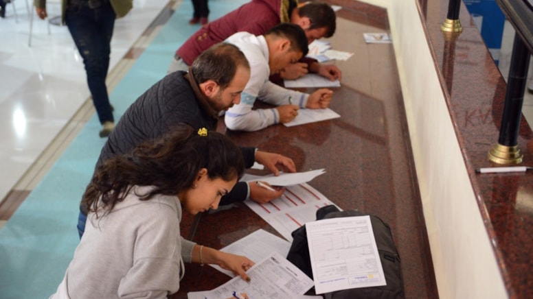 Üniversitelinin iş umudu garsonluk