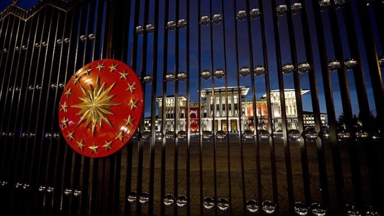 Mahkemede izleyenleri selamlaması bile saray bürokratını çileden çıkarttı