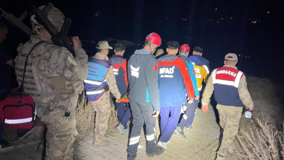 Tunceli'de film gibi kurtarma operasyonu: 1,5 saat sedye ile taşınarak hastaneye ulaştırıldı