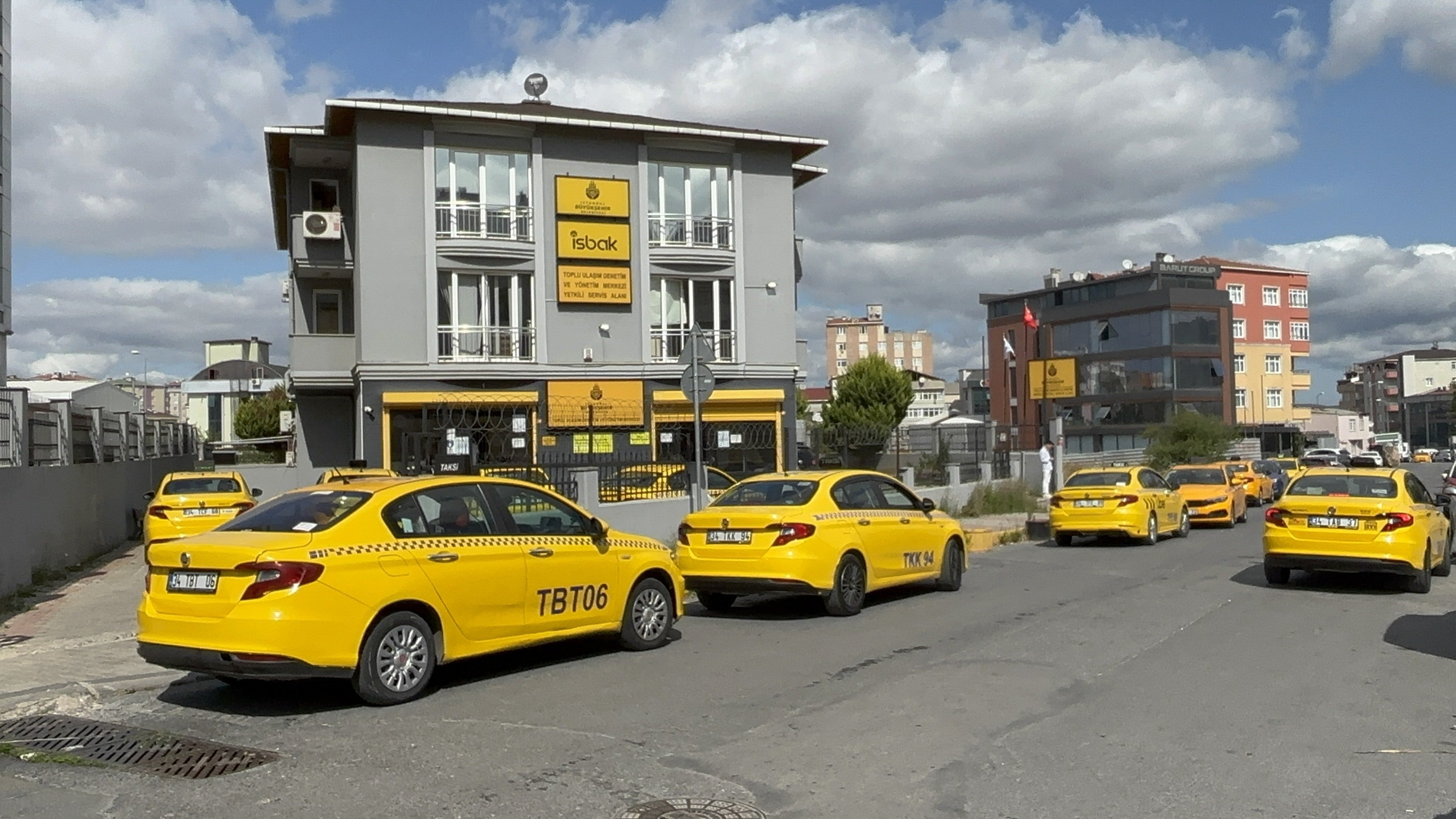 İstanbul'da taksiciler taksimetre güncellemesi için istasyonda sıra bekliyor